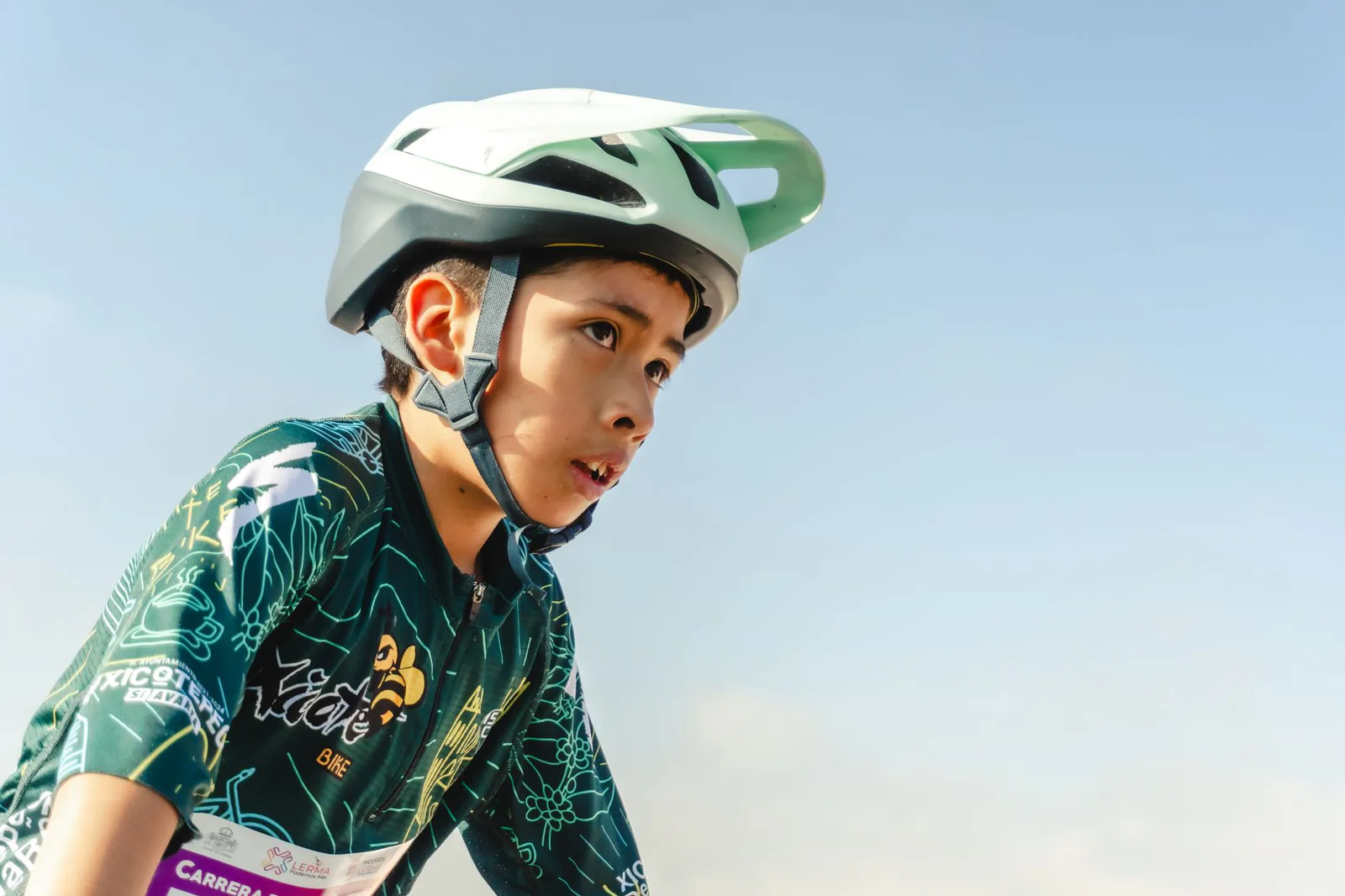 レースに集中する少年